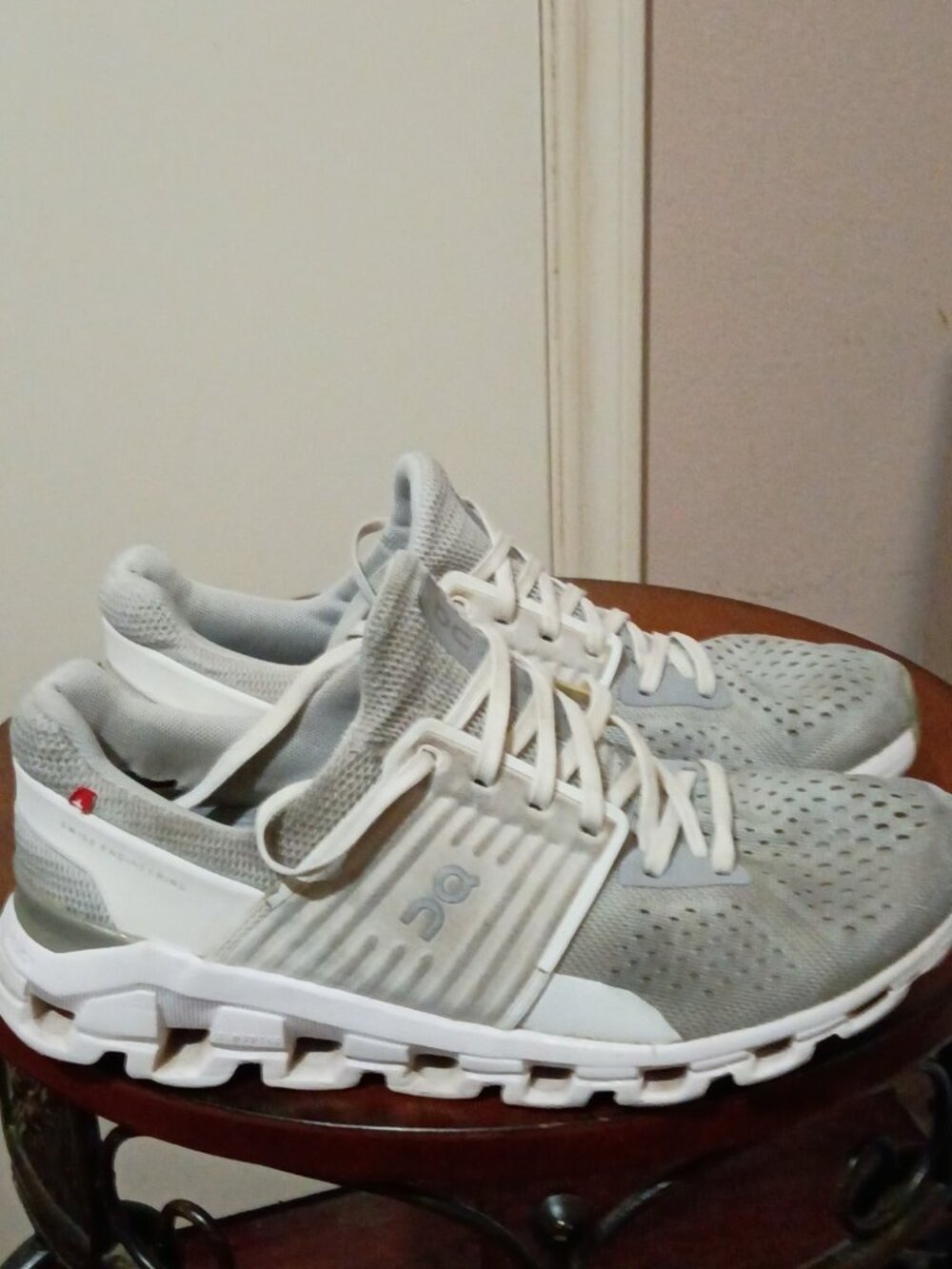 On Cloudswift Women's Sz 7.5 Grey White Cloudtec Running Walking Shoes 41.99579 - Picture 1 of 13